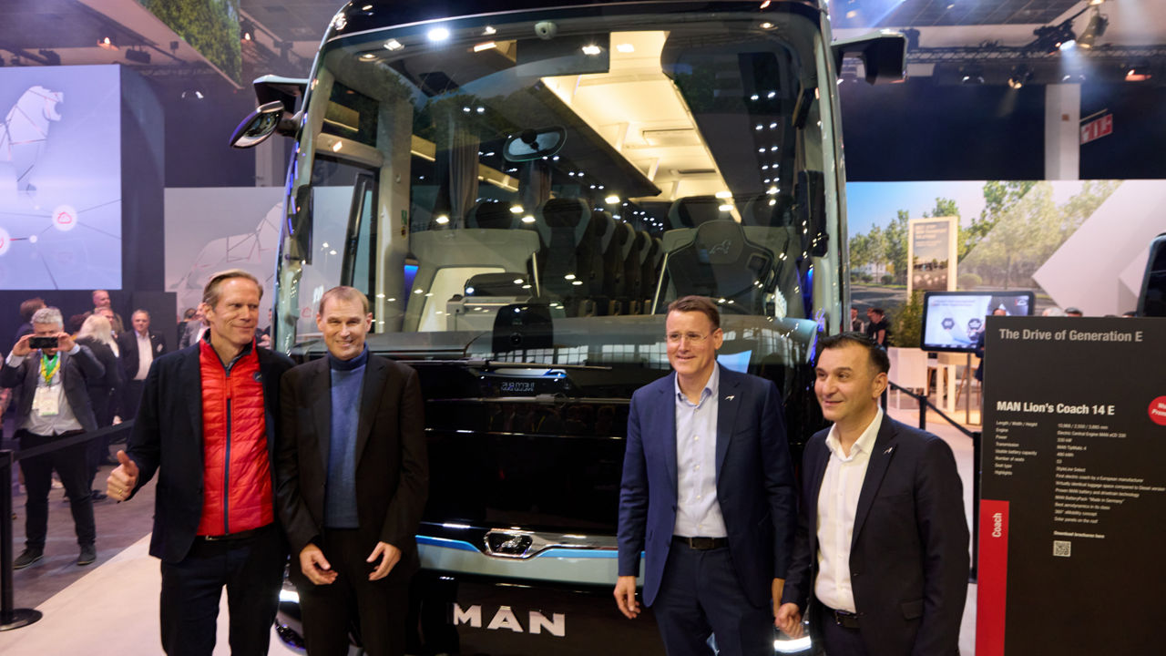The world premiere of the MAN Lion’s Coach 14 E was attended by (from left to right) Dr. Frederik Zohm, MAN Executive Board Member for Research & Development, Michael Kobriger, Executive Board Member for Production and Logistics at MAN, MAN Chief Executive Officer Alexander Vlaskamp and Barbaros Oktay, Head of Bus, in Brussels. 